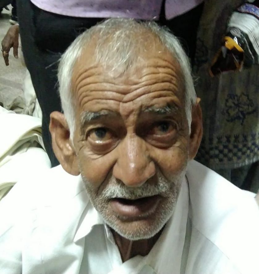 फोटो 03: दवाई लेने के लिए औषधालय के बाहर लगी लोगों की भीड़।  बातचीत