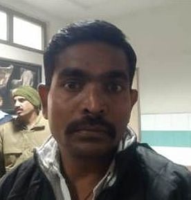 फोटो 03: दवाई लेने के लिए औषधालय के बाहर लगी भीड़ की भीड़।  बातचीत