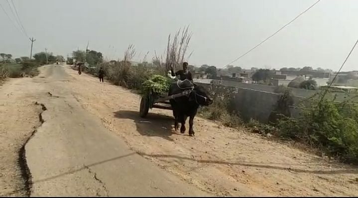 फोटो 37: भैरा बाकीपुर से दहिसरा मार्ग का निर्माण न होने से प्रदर्शन करते हैं ग्रामीण।  बातचीत