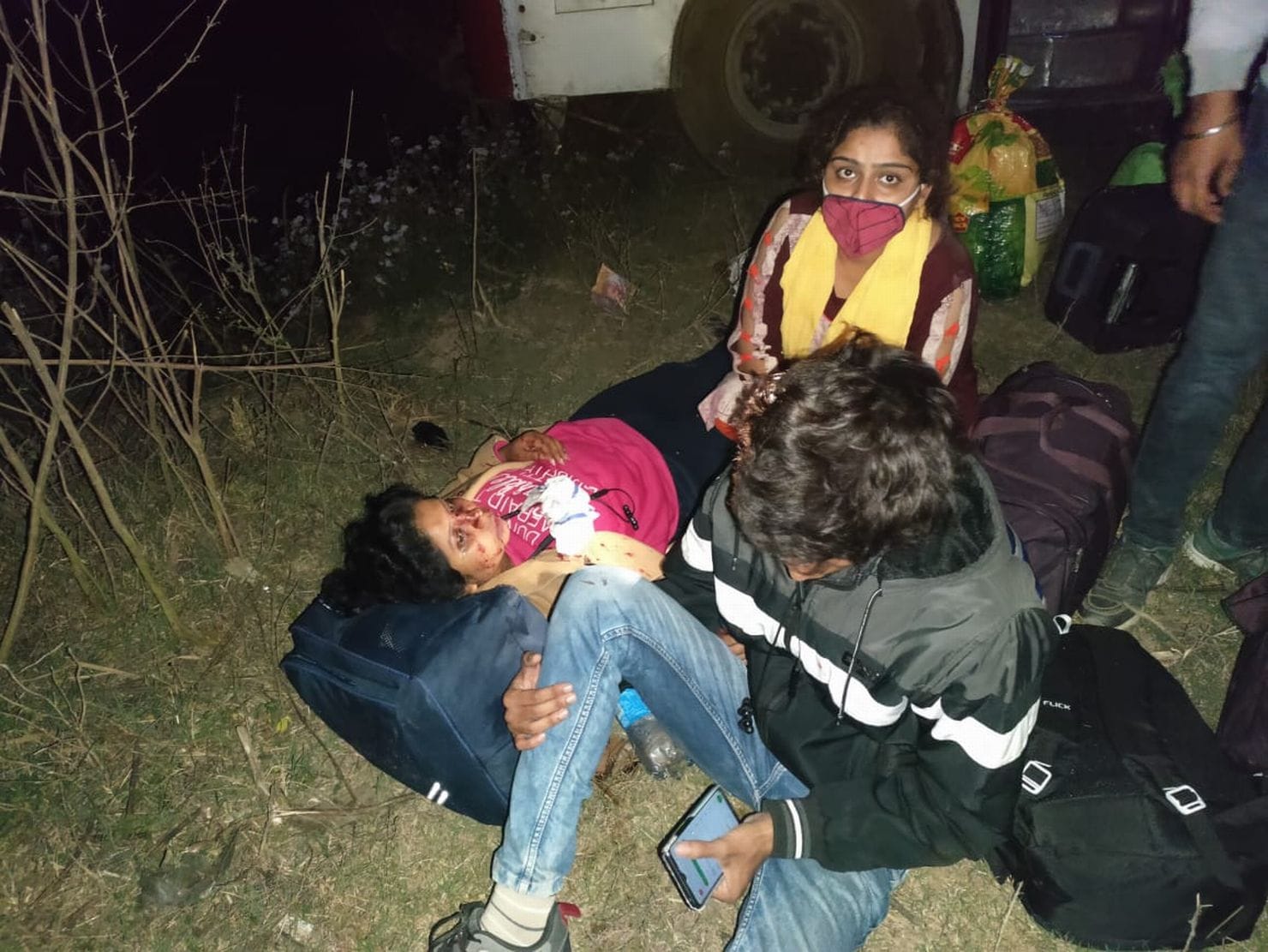 खुटार में पूरनपुर हाईवे पर रोडवेज बस की टक्कर लगने के क्षतिग्रस्त कार। संवाद खुटार में पूरनपुर हाईवे पर रोडवेज बस की टक्कर लगने के क्षतिग्रस्त कार। संवाद