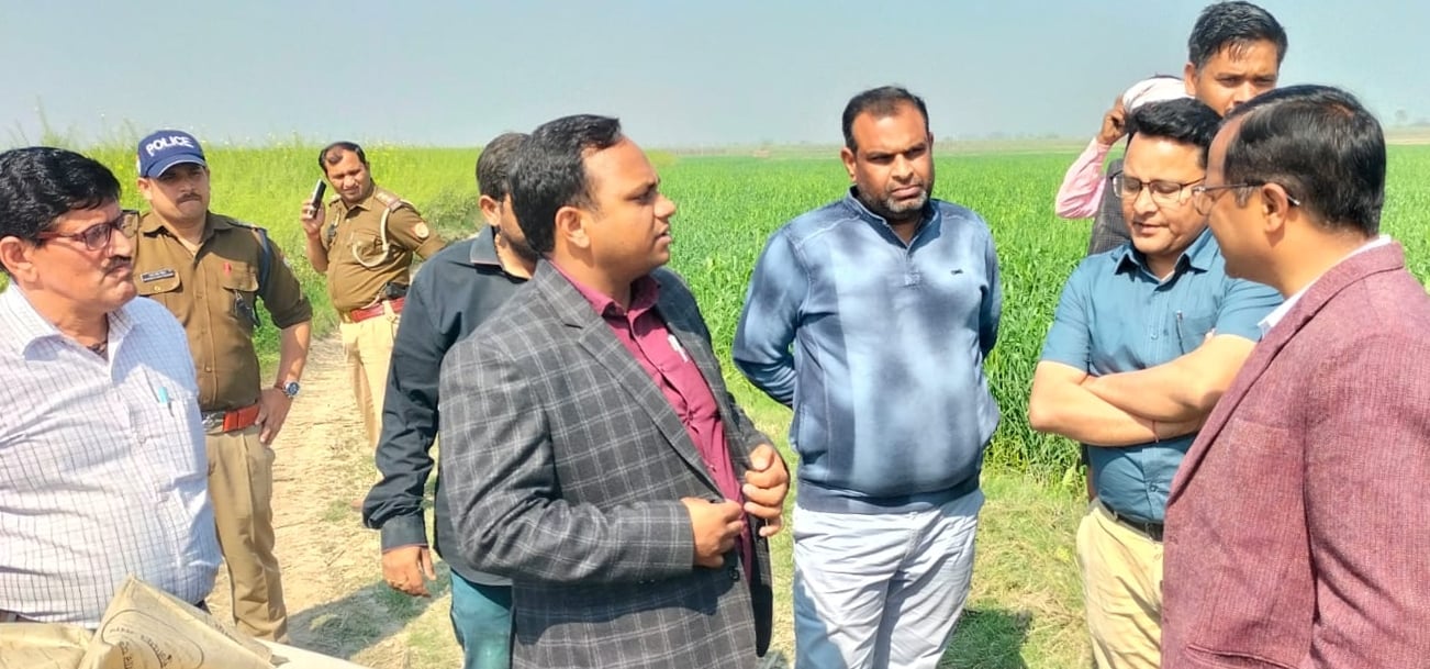 बिजनौर के गंगा खादर क्षेत्र में जमीन की पैमाइश के दौरान मौके पर तैनात पुलिस। बिजनौर के गंगा खादर क्षेत्र में जमीन की पैमाइश के दौरान मौके पर तैनात पुलिस।