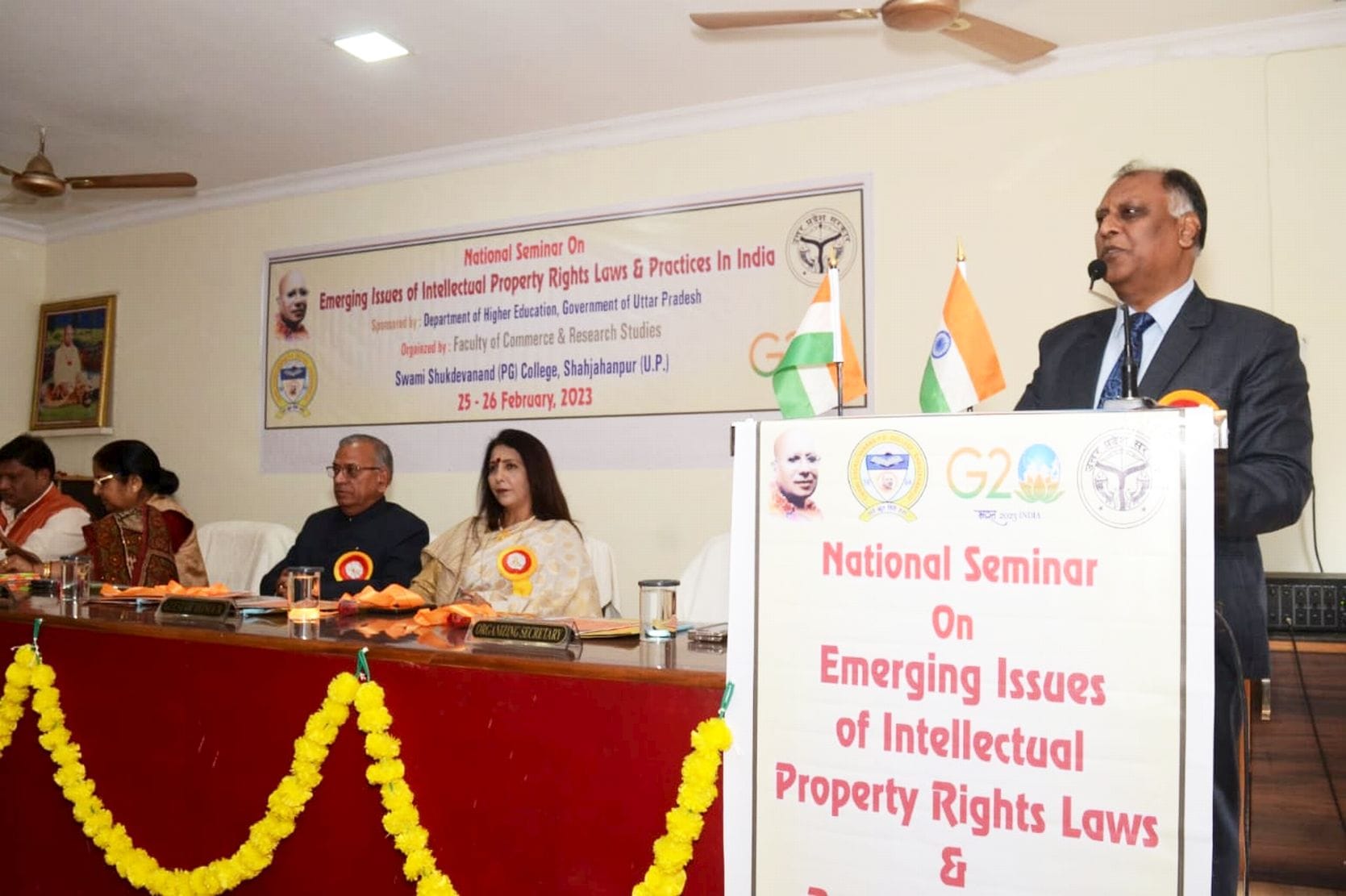 स्वामी शुकदेवानंद महाविद्यालय में राष्ट्रीय संगोष्ठी में उपस्थित शिक्षक  । संवाद