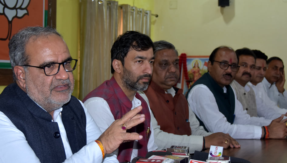 भाजपा कार्यालय पर प्रदेश अध्यक्ष चौधरी भूपेंद्र सिंह का खड़े होकर स्वागत करते क्षेत्रीय अध्यक्ष भाजपा कार्यालय पर प्रदेश अध्यक्ष चौधरी भूपेंद्र सिंह का खड़े होकर स्वागत करते क्षेत्रीय अध्यक्ष