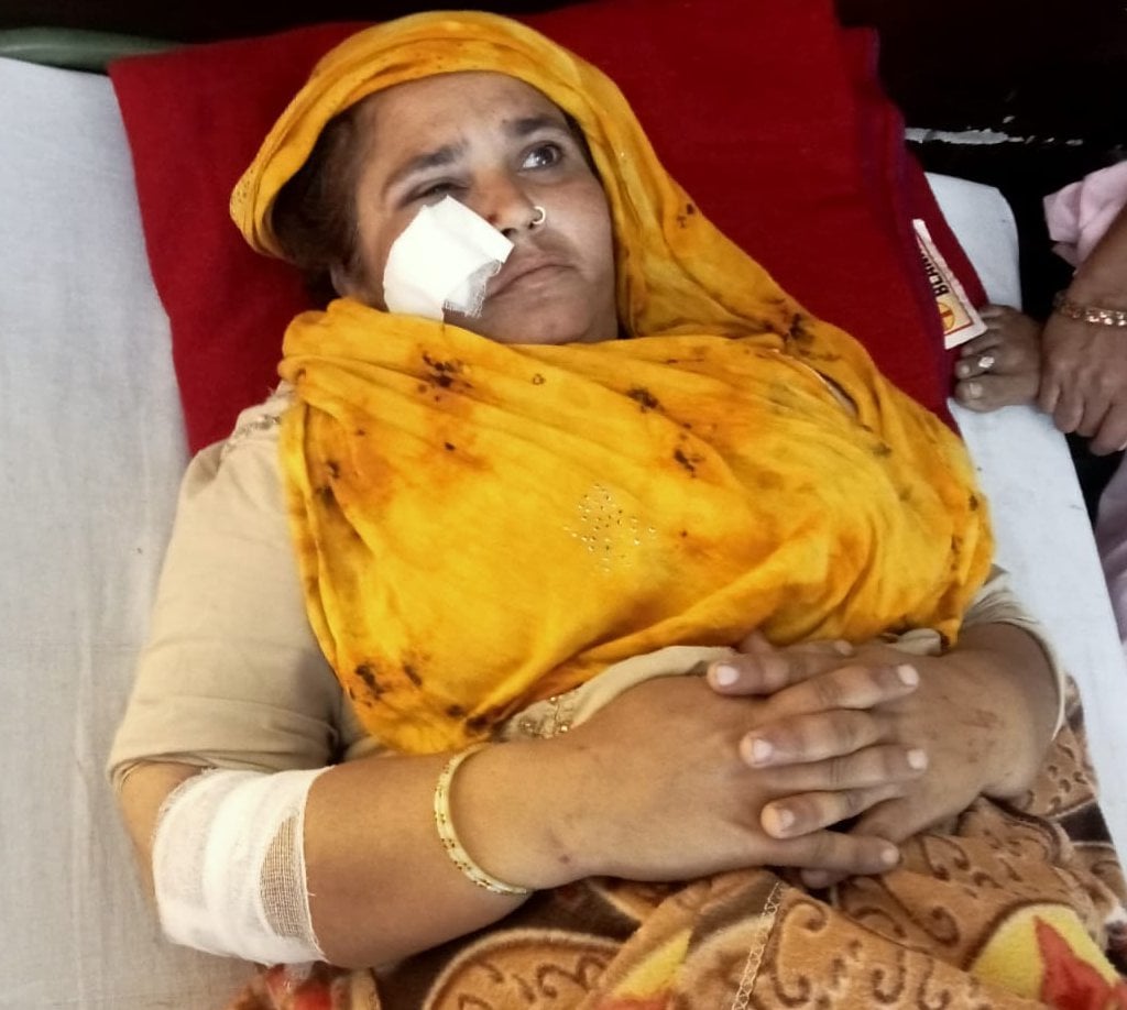 झिंझाना के मंसूरा गांव में दुर्घटना के बाद पलटी कार। झिंझाना के मंसूरा गांव में दुर्घटना के बाद पलटी कार।