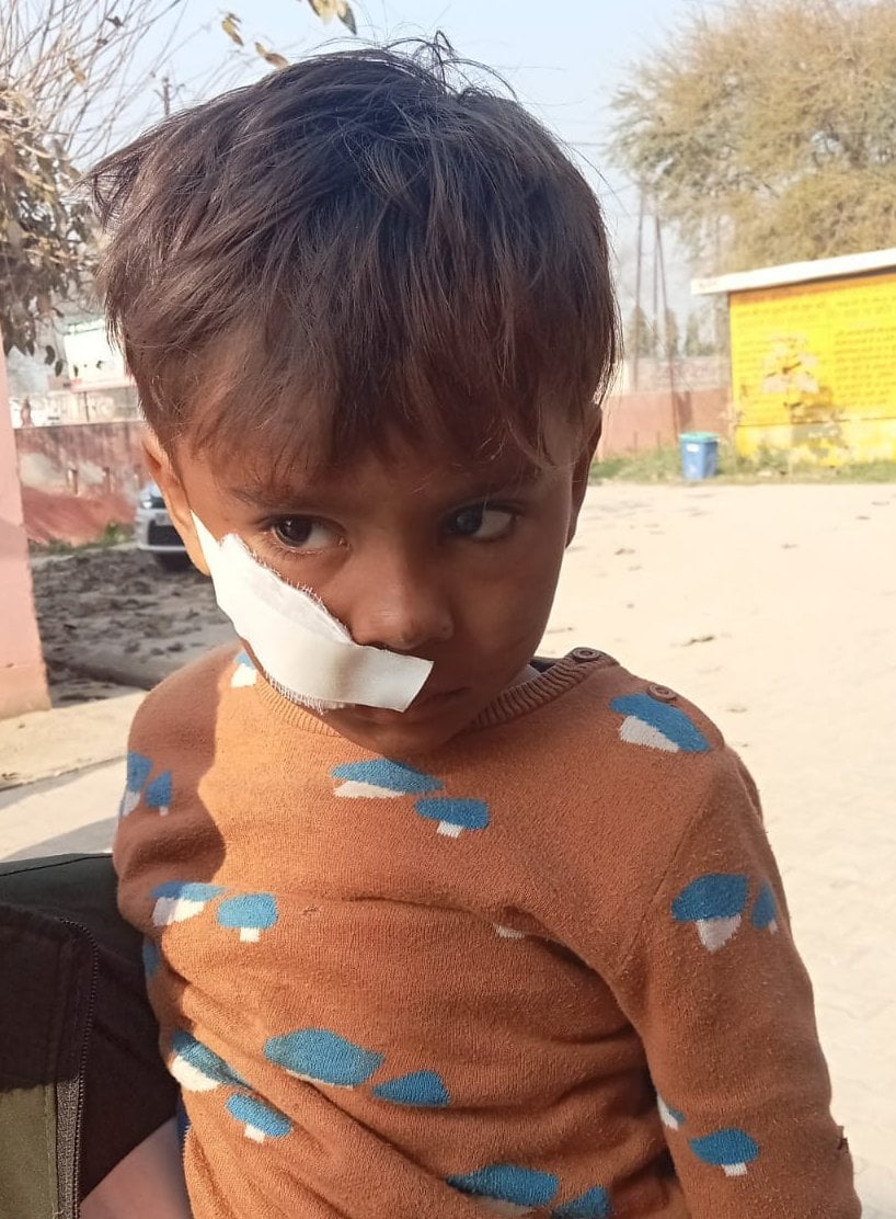 झिंझाना के मंसूरा गांव में दुर्घटना के बाद पलटी कार। झिंझाना के मंसूरा गांव में दुर्घटना के बाद पलटी कार।