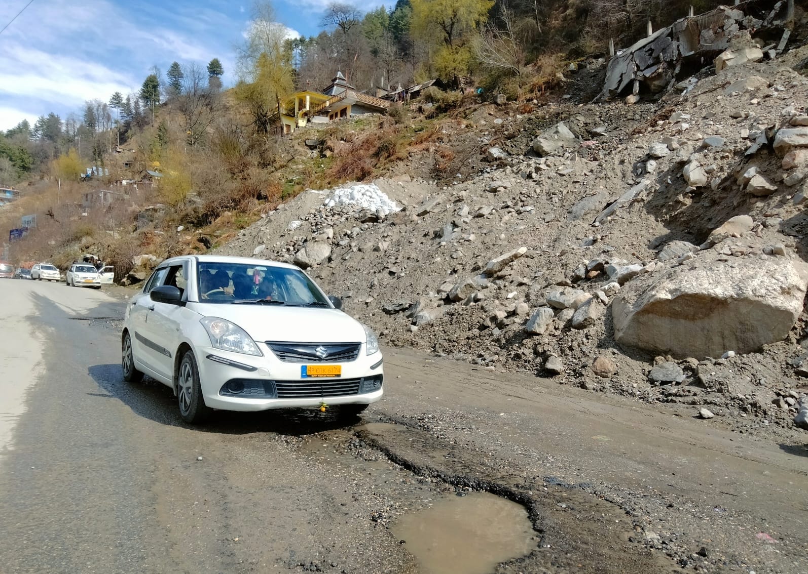 कुल्लू-मनाली हाईवे पर पतलीकूहल के समीप पहाड़ी से गिर रहा मलबा-संवाद कुल्लू-मनाली हाईवे पर पतलीकूहल के समीप पहाड़ी से गिर रहा मलबा-संवाद
