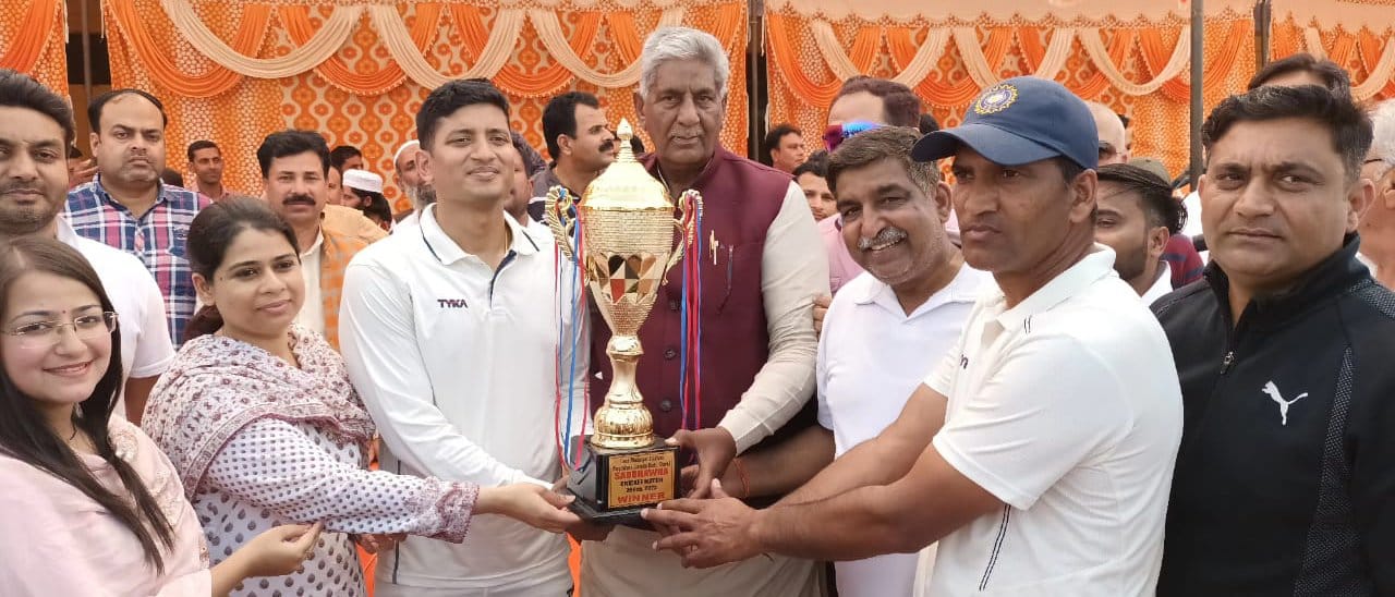 कांधला क्षेत्र के गांव पंजोखरा के स्टेडियम में आयोजित सद्भावना मैत्री क्रिकेट मैच में बल्लेबाजी कांधला क्षेत्र के गांव पंजोखरा के स्टेडियम में आयोजित सद्भावना मैत्री क्रिकेट मैच में बल्लेबाजी