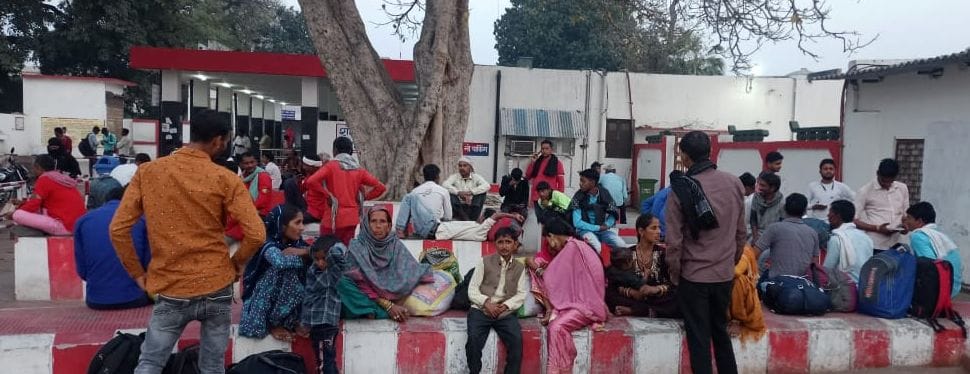 शाहजहांपुर के रोडवेज परिसर में खडी बसें । संवाद शाहजहांपुर के रोडवेज परिसर में खडी बसें । संवाद