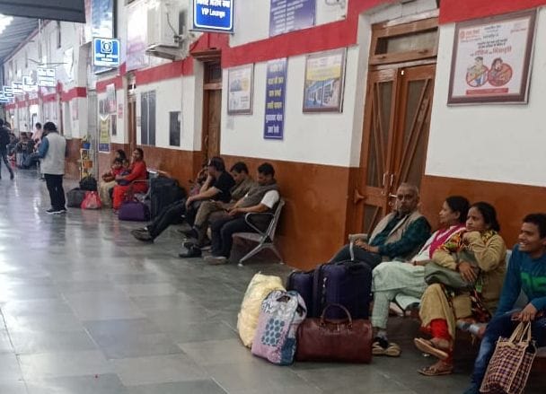 शाहजहांपुर के रोडवेज परिसर में खडी बसें । संवाद शाहजहांपुर के रोडवेज परिसर में खडी बसें । संवाद