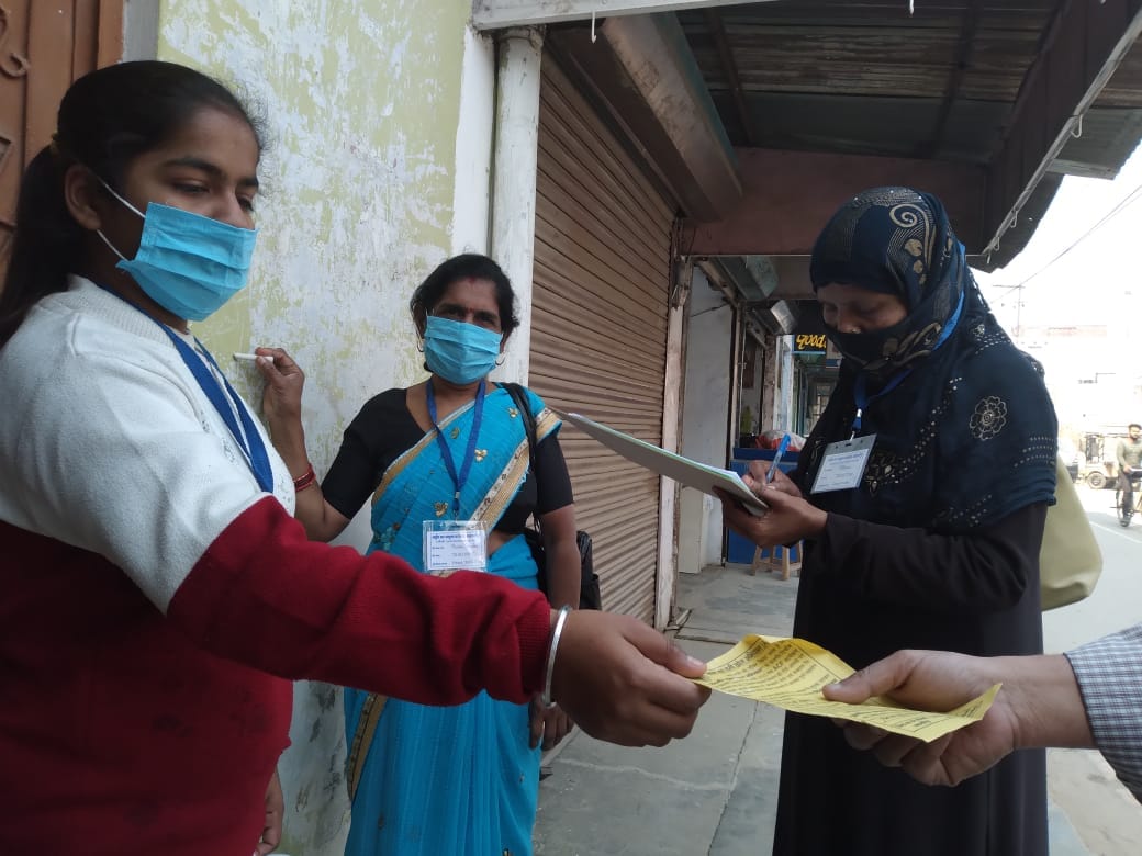 शाहजहांपुर में टीबी रोग के प्रति जागरूक करती स्वास्थ्य विभाग की टीम। संवाद शाहजहांपुर में टीबी रोग के प्रति जागरूक करती स्वास्थ्य विभाग की टीम। संवाद