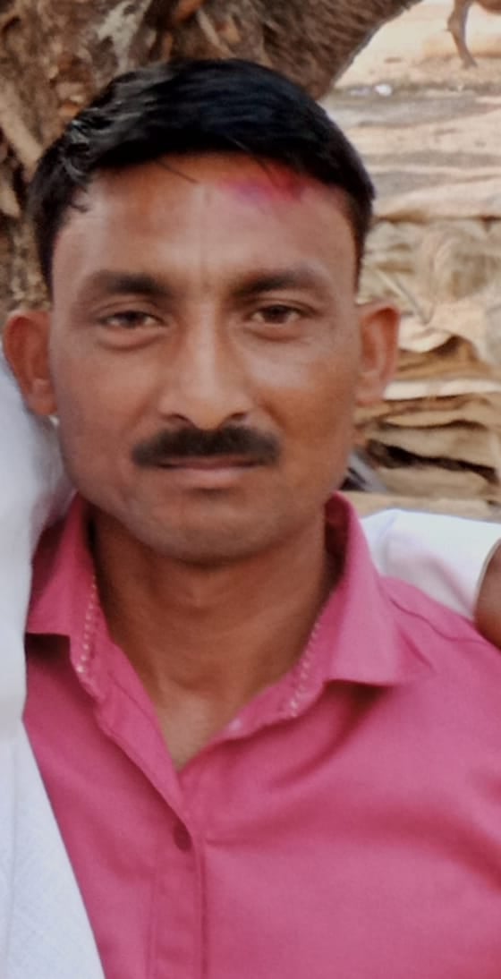 मदनापुर थाने में बैठे उमेश के परिजन। संवाद मदनापुर थाने में बैठे उमेश के परिजन। संवाद