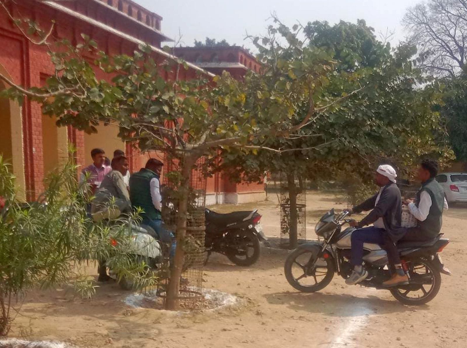 (28 बीडीएन-41) राजकीय इंटर कॉलेज में बाइक से लाई गई उत्तर पुस्तिकाएं।संवाद