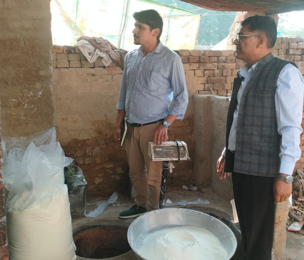 बड़ौत के बावली गांव में भट्टी पर बन रहे मावे की जांच करती खाद्य विभाग की टीम बड़ौत के बावली गांव में भट्टी पर बन रहे मावे की जांच करती खाद्य विभाग की टीम