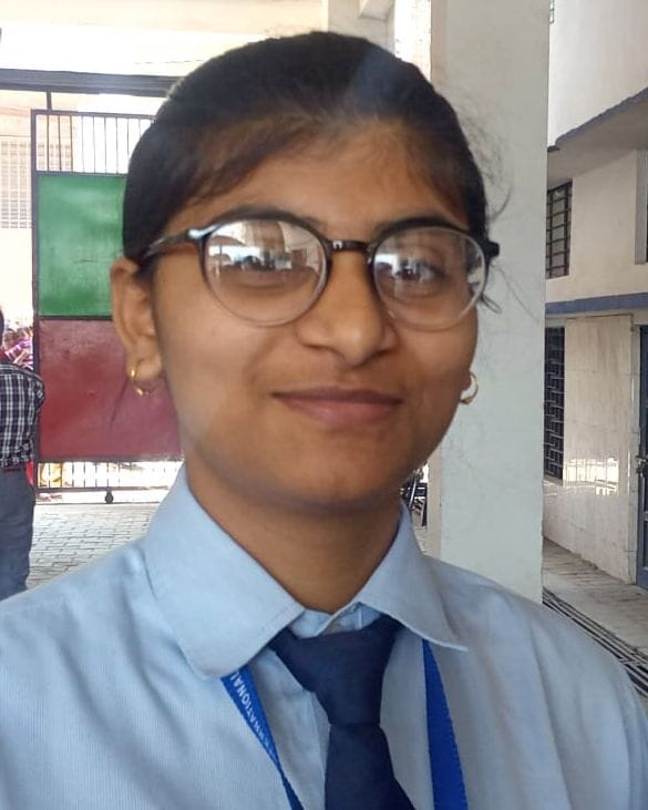 तक्षशिला पब्लिक स्कूल में परीक्षा देने के बाद पेपर का मिलान करते परीक्षार्थी तक्षशिला पब्लिक स्कूल में परीक्षा देने के बाद पेपर का मिलान करते परीक्षार्थी