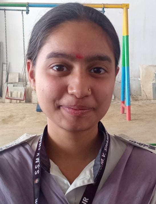 तक्षशिला पब्लिक स्कूल में परीक्षा देने के बाद पेपर का मिलान करते परीक्षार्थी तक्षशिला पब्लिक स्कूल में परीक्षा देने के बाद पेपर का मिलान करते परीक्षार्थी