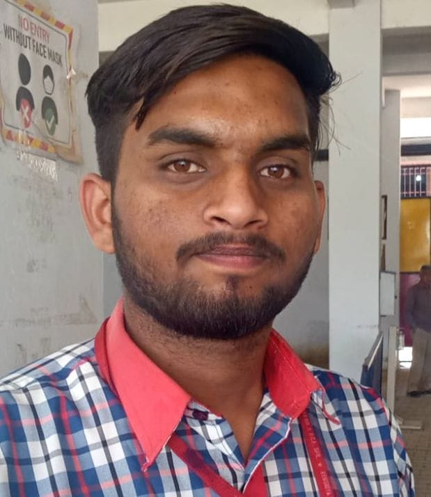 तक्षशिला पब्लिक स्कूल में परीक्षा देने के बाद पेपर का मिलान करते परीक्षार्थी तक्षशिला पब्लिक स्कूल में परीक्षा देने के बाद पेपर का मिलान करते परीक्षार्थी