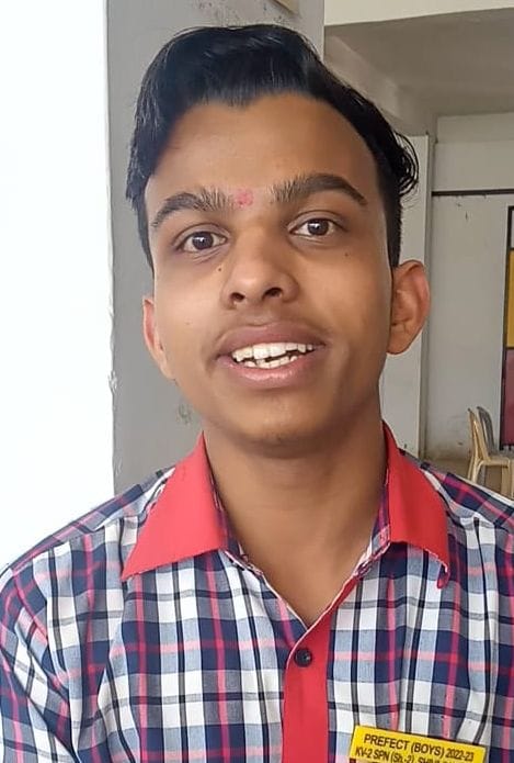 तक्षशिला पब्लिक स्कूल में परीक्षा देने के बाद पेपर का मिलान करते परीक्षार्थी तक्षशिला पब्लिक स्कूल में परीक्षा देने के बाद पेपर का मिलान करते परीक्षार्थी