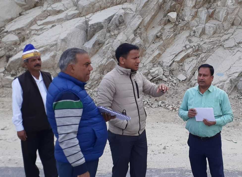 टनकपुर-पिथौरागढ़ राष्ट्रीय राजमार्ग पर स्वांला के पास खतरे वाले स्पॉट का मुआयना करते डीएम नरेंद