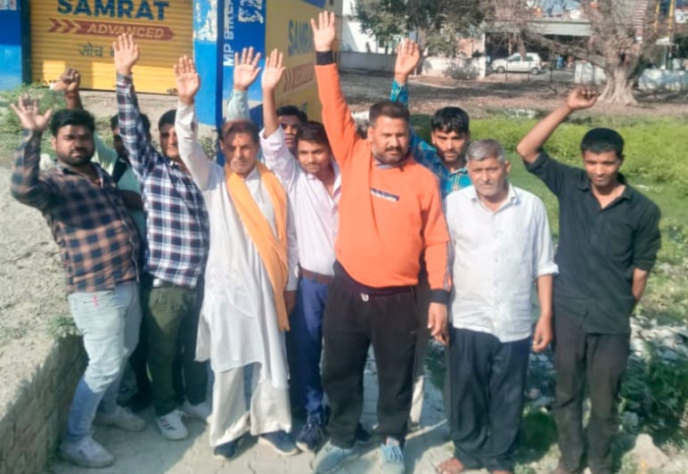 पुवायां में नाला बंद होने के बाद क्रय विक्रय समिति परिसर में भरा गंदा पानी पुवायां में नाला बंद होने के बाद क्रय विक्रय समिति परिसर में भरा गंदा पानी