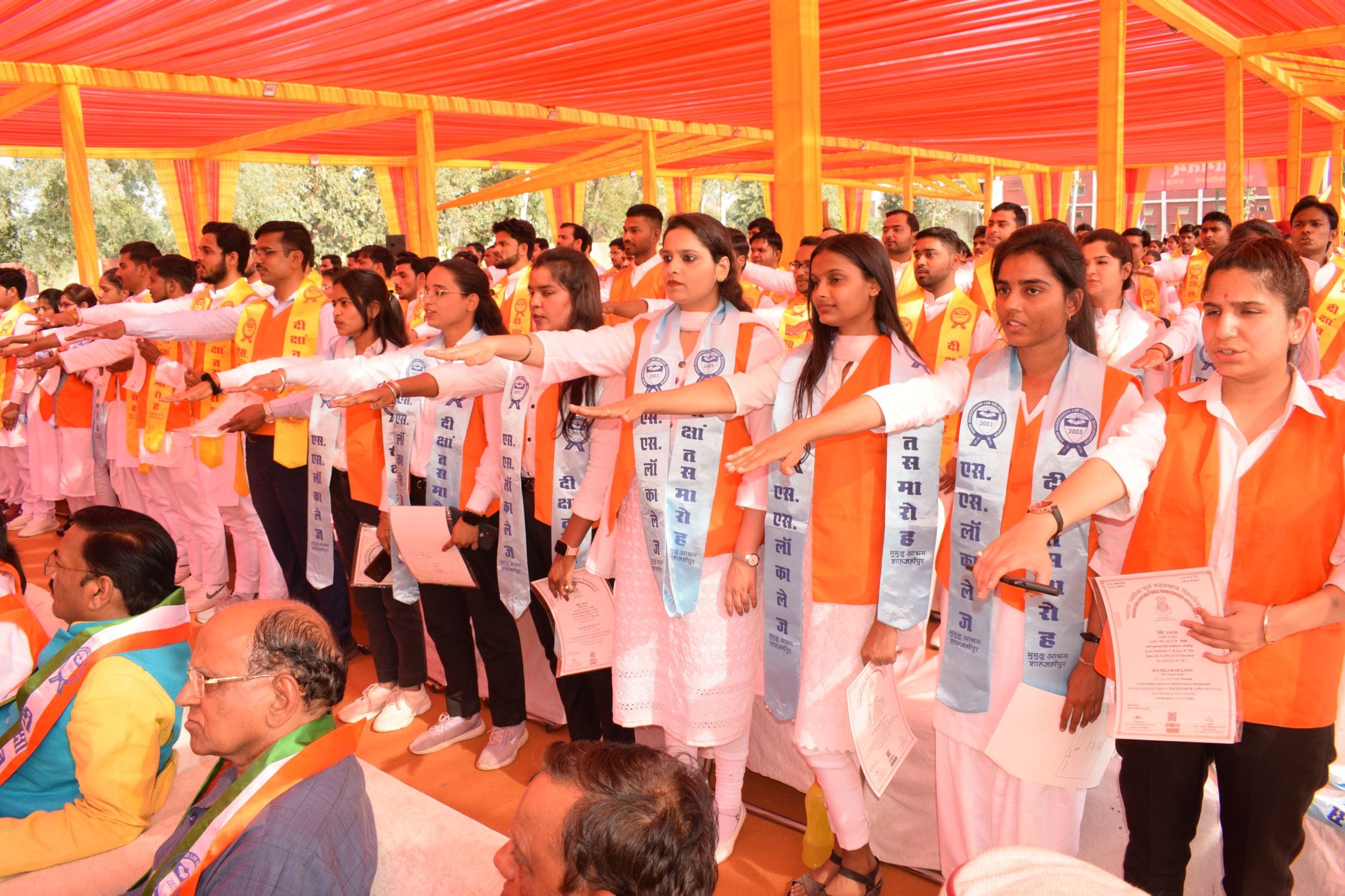 शाहजहांपुर के मुमुक्षु आश्रम में केरल के राज्यपाल आरिफ मोहम्मद खान का स्वागत करते पूर्व केंद्री शाहजहांपुर के मुमुक्षु आश्रम में केरल के राज्यपाल आरिफ मोहम्मद खान का स्वागत करते पूर्व केंद्री