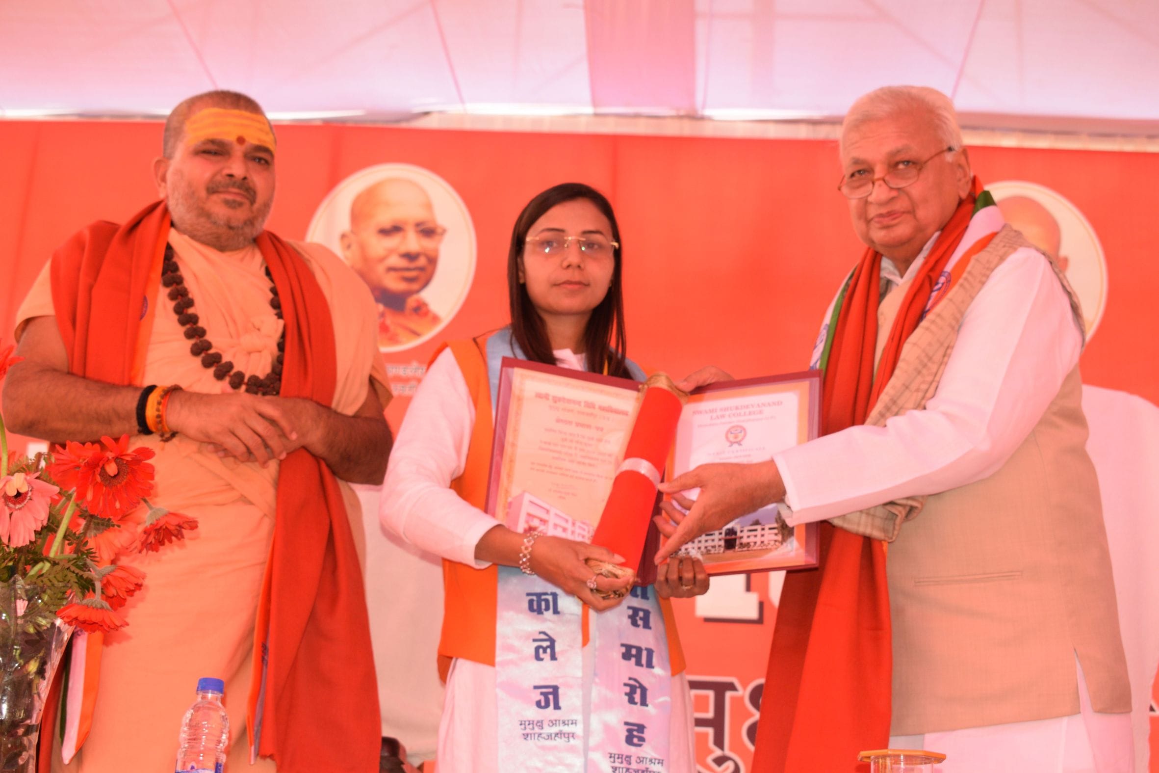 शाहजहांपुर के मुमुक्षु आश्रम में केरल के राज्यपाल आरिफ मोहम्मद खान का स्वागत करते पूर्व केंद्री शाहजहांपुर के मुमुक्षु आश्रम में केरल के राज्यपाल आरिफ मोहम्मद खान का स्वागत करते पूर्व केंद्री