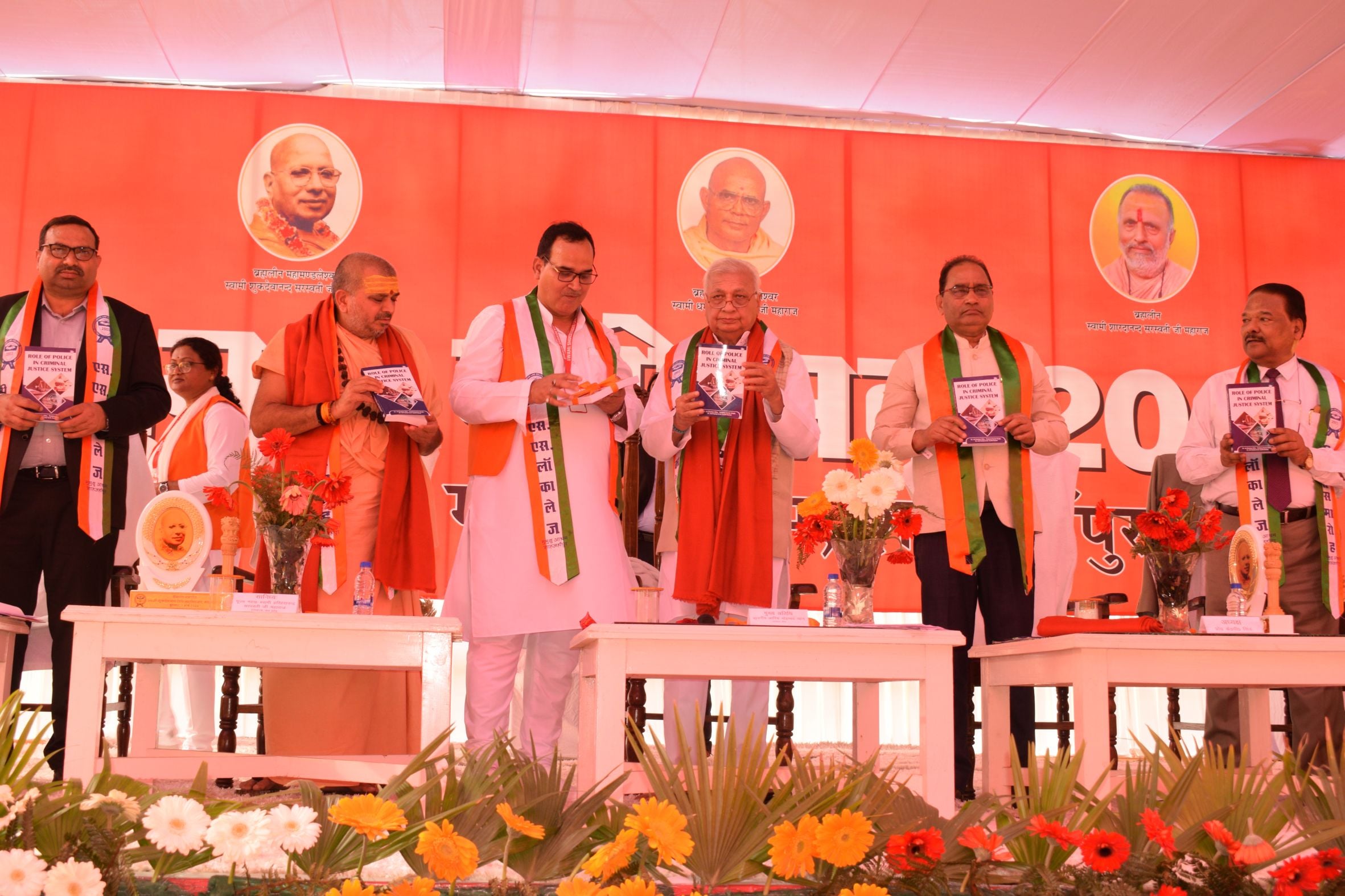 शाहजहांपुर के मुमुक्षु आश्रम में केरल के राज्यपाल आरिफ मोहम्मद खान का स्वागत करते पूर्व केंद्री शाहजहांपुर के मुमुक्षु आश्रम में केरल के राज्यपाल आरिफ मोहम्मद खान का स्वागत करते पूर्व केंद्री