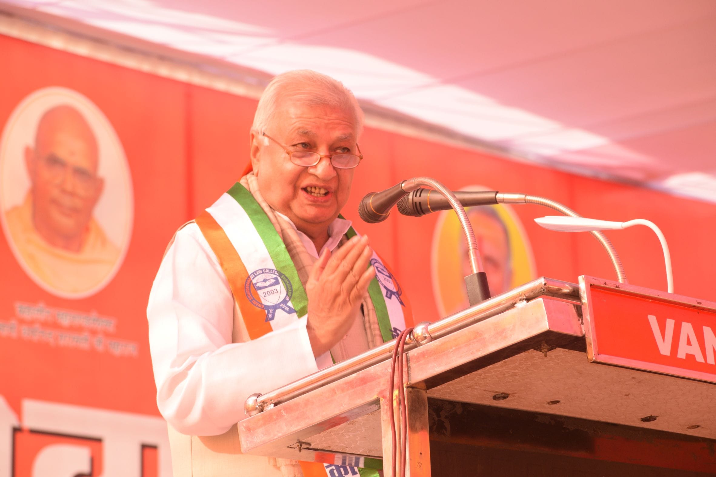 शाहजहांपुर के मुमुक्षु आश्रम में केरल के राज्यपाल आरिफ मोहम्मद खान का स्वागत करते पूर्व केंद्री शाहजहांपुर के मुमुक्षु आश्रम में केरल के राज्यपाल आरिफ मोहम्मद खान का स्वागत करते पूर्व केंद्री