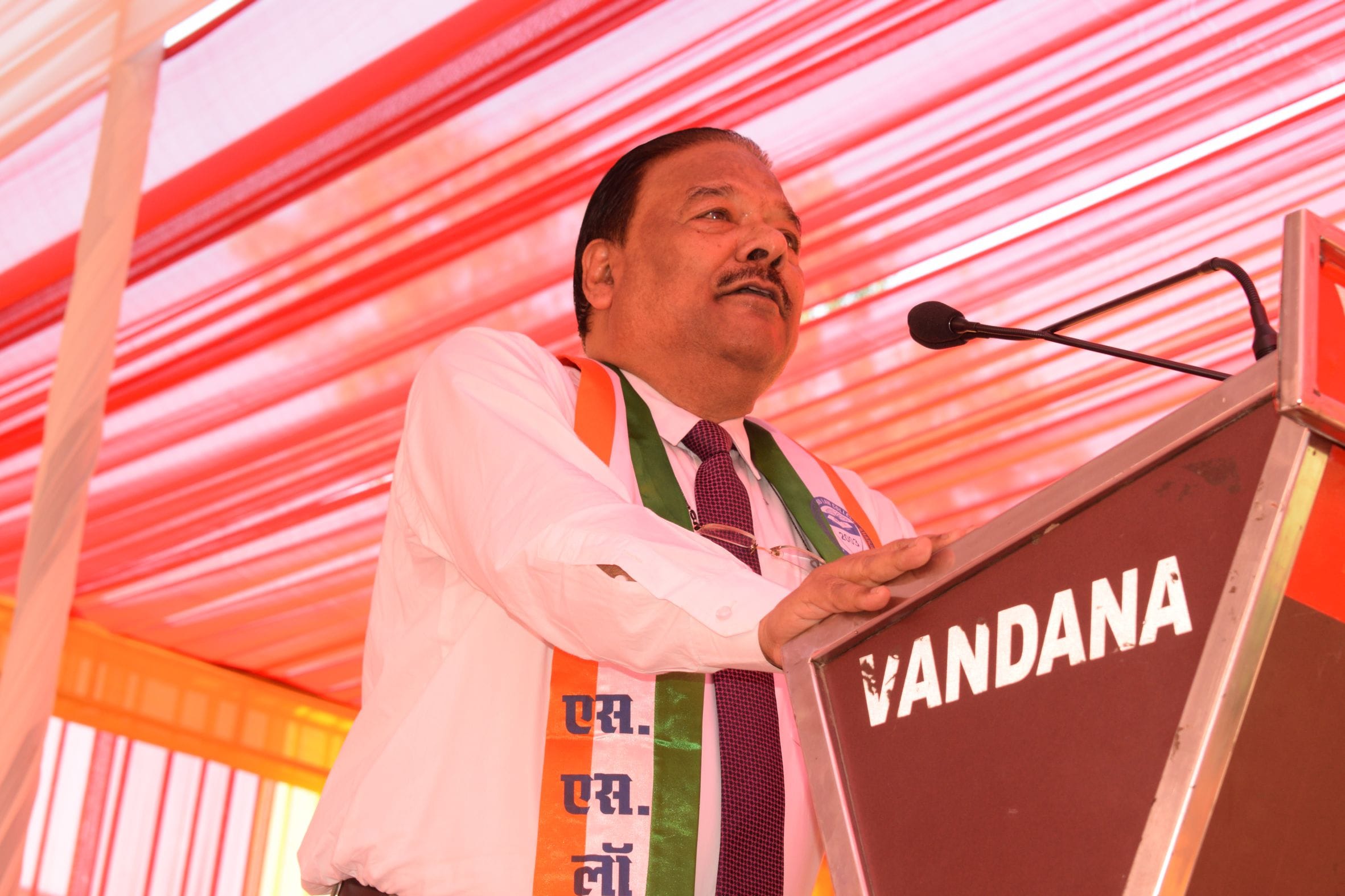 शाहजहांपुर के मुमुक्षु आश्रम में केरल के राज्यपाल आरिफ मोहम्मद खान का स्वागत करते पूर्व केंद्री शाहजहांपुर के मुमुक्षु आश्रम में केरल के राज्यपाल आरिफ मोहम्मद खान का स्वागत करते पूर्व केंद्री