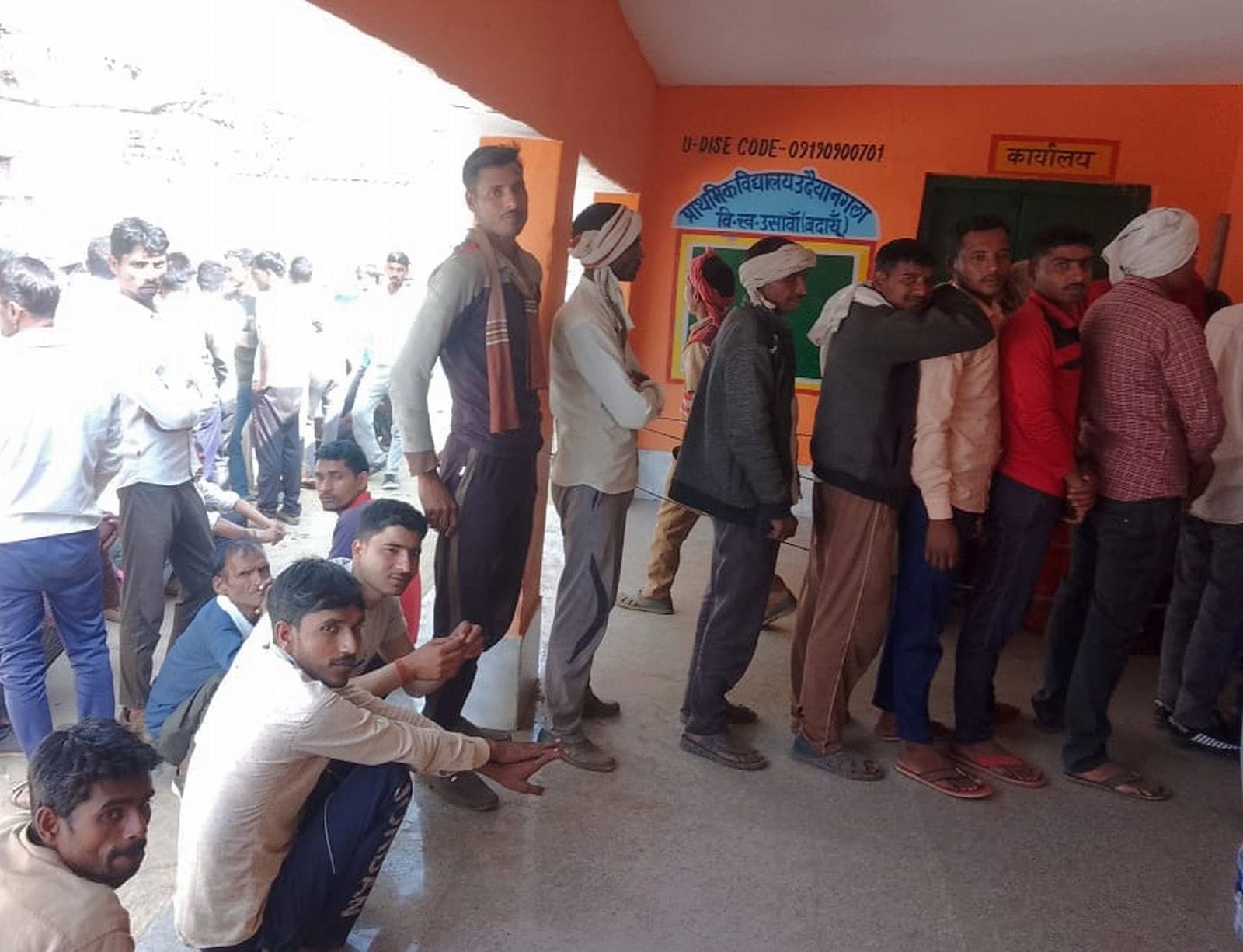 (02 बीडीएन-15) दहगवां के समसपुर कूबरी गांव में मतदान के लिऐ लगी महिलाओं की कतार।संवाद (02 बीडीएन-15) दहगवां के समसपुर कूबरी गांव में मतदान के लिऐ लगी महिलाओं की कतार।संवाद