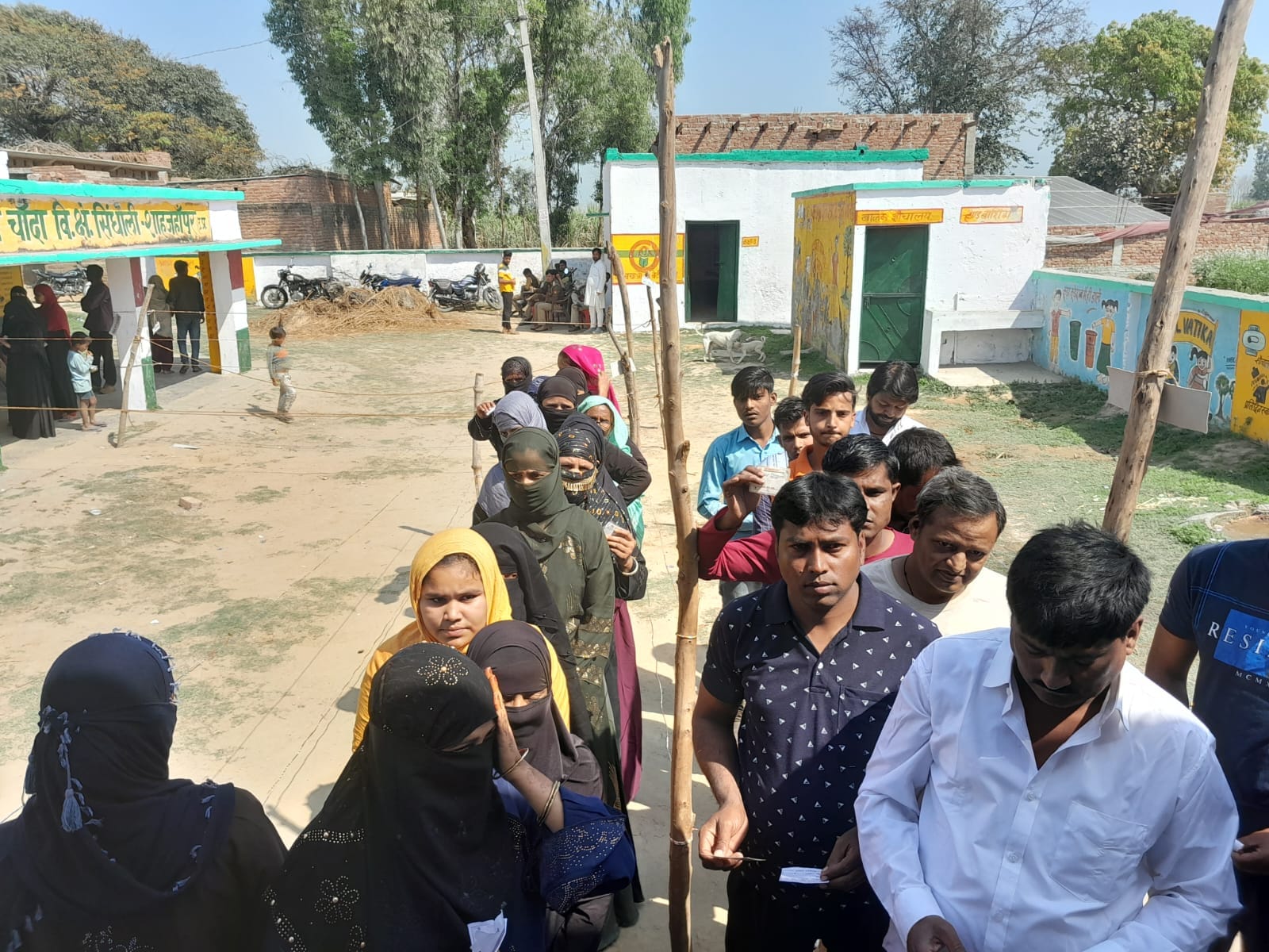 बंडी में बूथ पर सुरक्षा की दृष्टि से तैनात पुलिस। संवाद बंडी में बूथ पर सुरक्षा की दृष्टि से तैनात पुलिस। संवाद