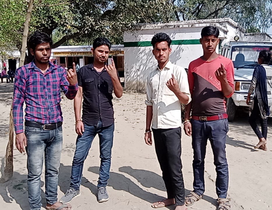 बंडी में बूथ पर सुरक्षा की दृष्टि से तैनात पुलिस। संवाद बंडी में बूथ पर सुरक्षा की दृष्टि से तैनात पुलिस। संवाद