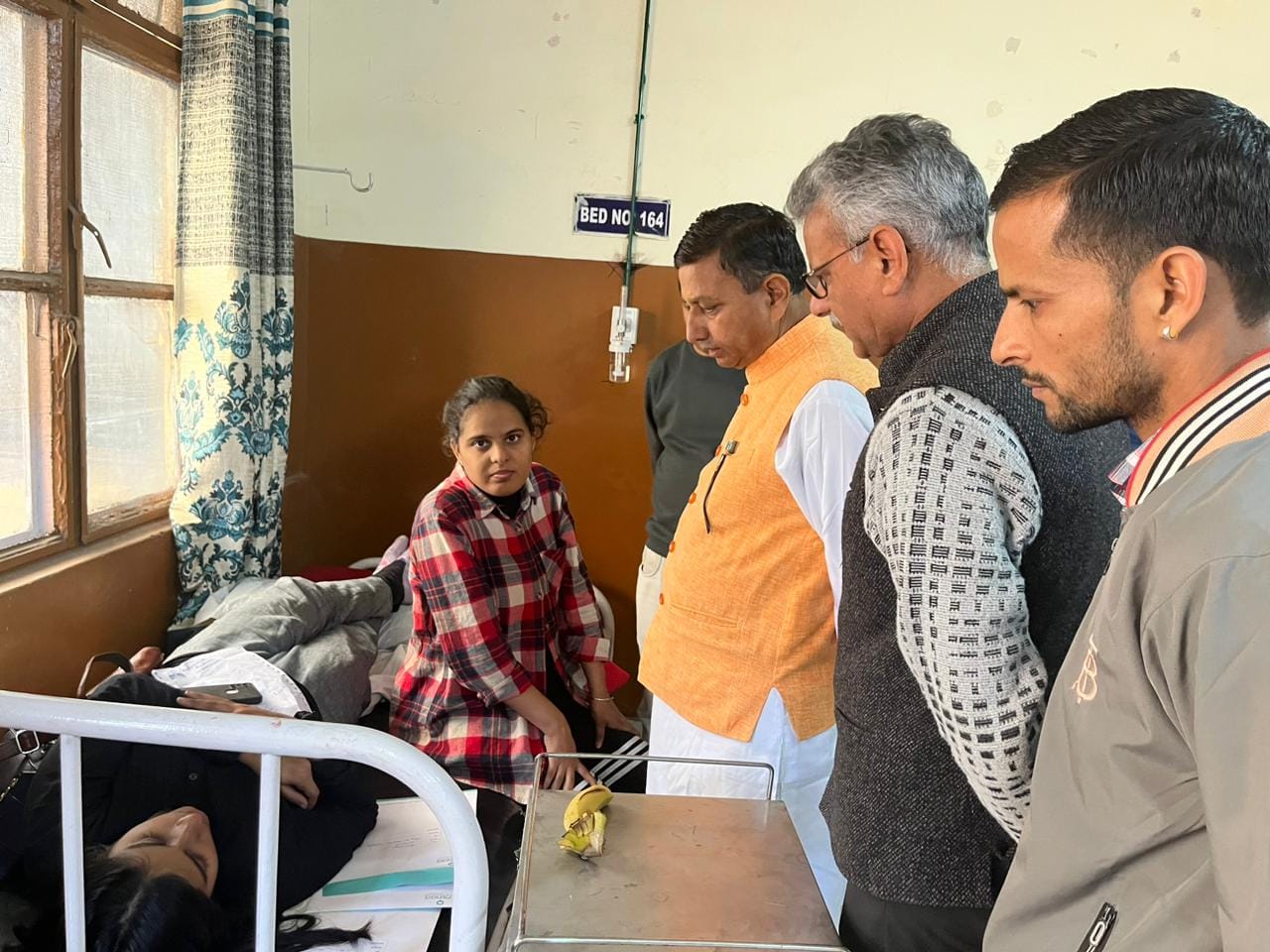बिलासपुर के जबली में दुर्घटना हुई बस और बचाव अभियान चलाते पुलिसकर्मी और लोग। संवाद बिलासपुर के जबली में दुर्घटना हुई बस और बचाव अभियान चलाते पुलिसकर्मी और लोग। संवाद