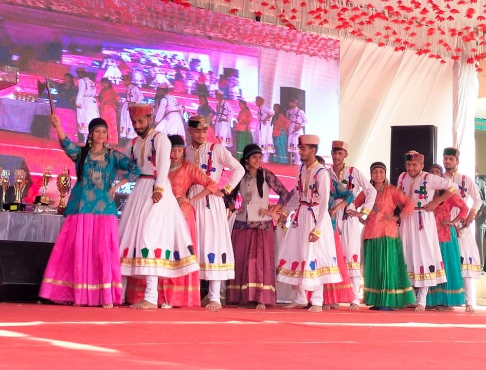 पांवटा साहिब कालेज के वार्षिक समारोह में मौजूद मुख्य अतिथि व अन्य। संवाद