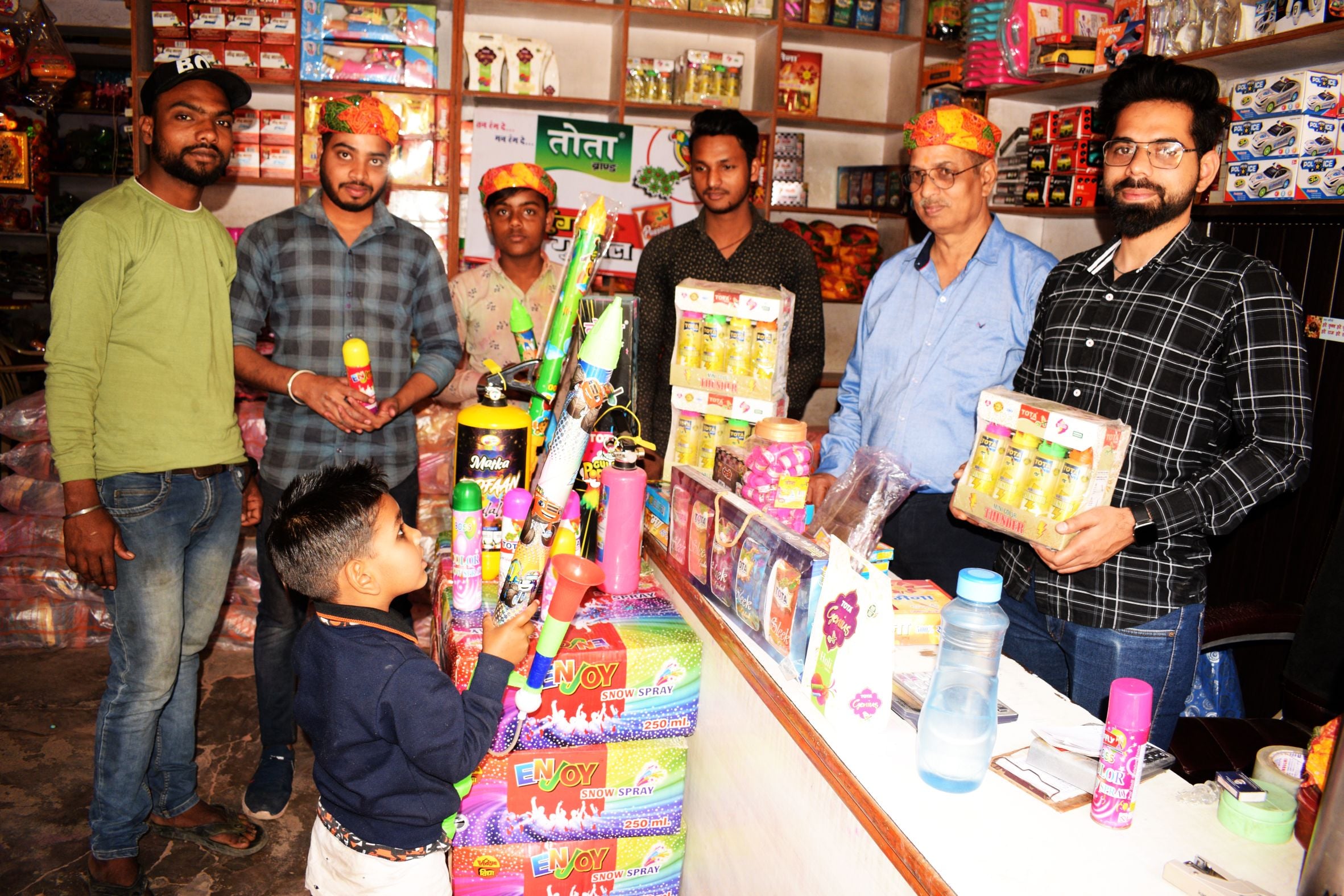 शाहजहांपुर के कच्चे कटरा क्षेत्र में पिचकारी खरीदते बच्चे। संवाद शाहजहांपुर के कच्चे कटरा क्षेत्र में पिचकारी खरीदते बच्चे। संवाद