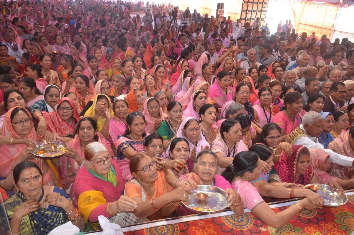 शुकदेव आश्रम में कथा समापन पर आरती पूजा करते श्रद्धालु। शुकदेव आश्रम में कथा समापन पर आरती पूजा करते श्रद्धालु।