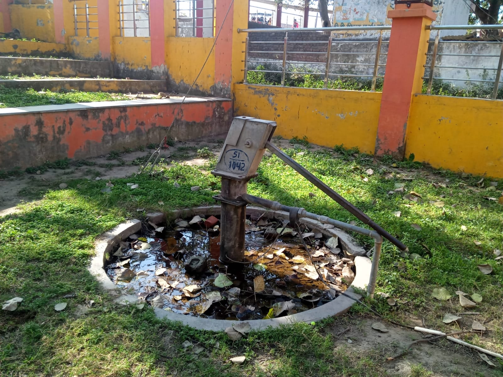 गांधी पार्क में एक साइट से टूटे झूले पर बैठा बच्चा