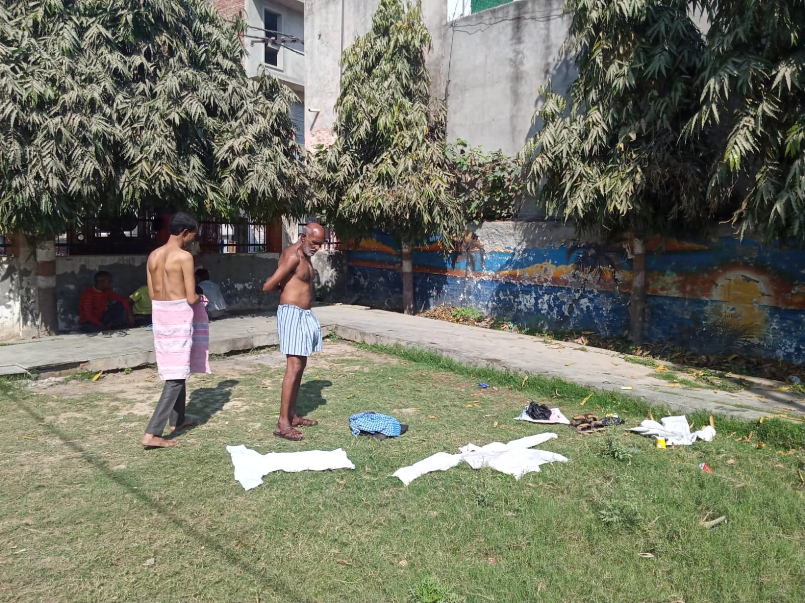 गांधी पार्क में एक साइट से टूटे झूले पर बैठा बच्चा