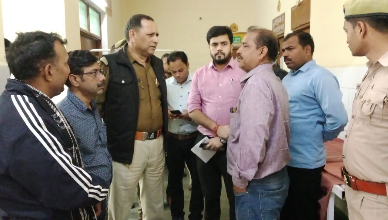 नेशनल हाइवे स्थित रैना पेपर मिल सड़क हादसे में घायल को अस्पताल ले जाते पुलिसकर्मी।संवाद नेशनल हाइवे स्थित रैना पेपर मिल सड़क हादसे में घायल को अस्पताल ले जाते पुलिसकर्मी।संवाद