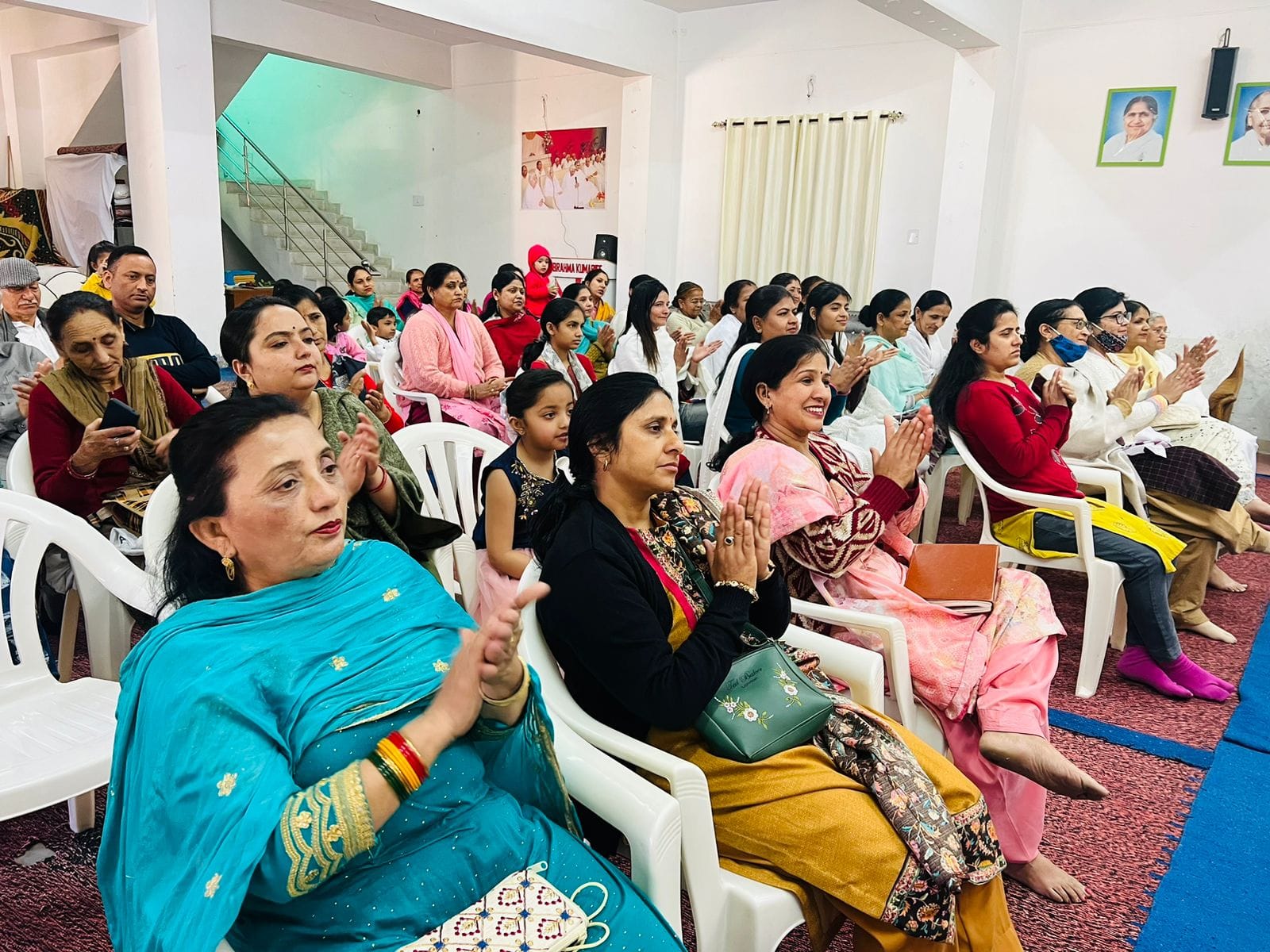 ब्रह्मा कुमारी ईश्वरीय विद्यालय नाहन सेवा केंद्र में महिलाओं को संबोधित करती डीएसपी मीनाक्षी। स ब्रह्मा कुमारी ईश्वरीय विद्यालय नाहन सेवा केंद्र में महिलाओं को संबोधित करती डीएसपी मीनाक्षी। स
