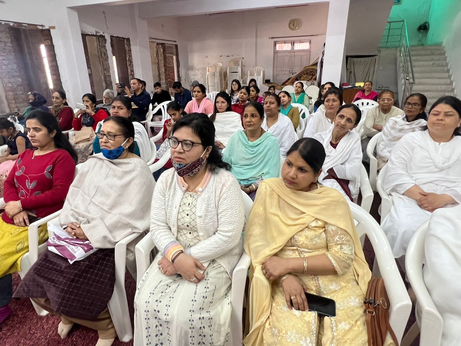 ब्रह्मा कुमारी ईश्वरीय विद्यालय नाहन सेवा केंद्र में महिलाओं को संबोधित करती डीएसपी मीनाक्षी। स ब्रह्मा कुमारी ईश्वरीय विद्यालय नाहन सेवा केंद्र में महिलाओं को संबोधित करती डीएसपी मीनाक्षी। स