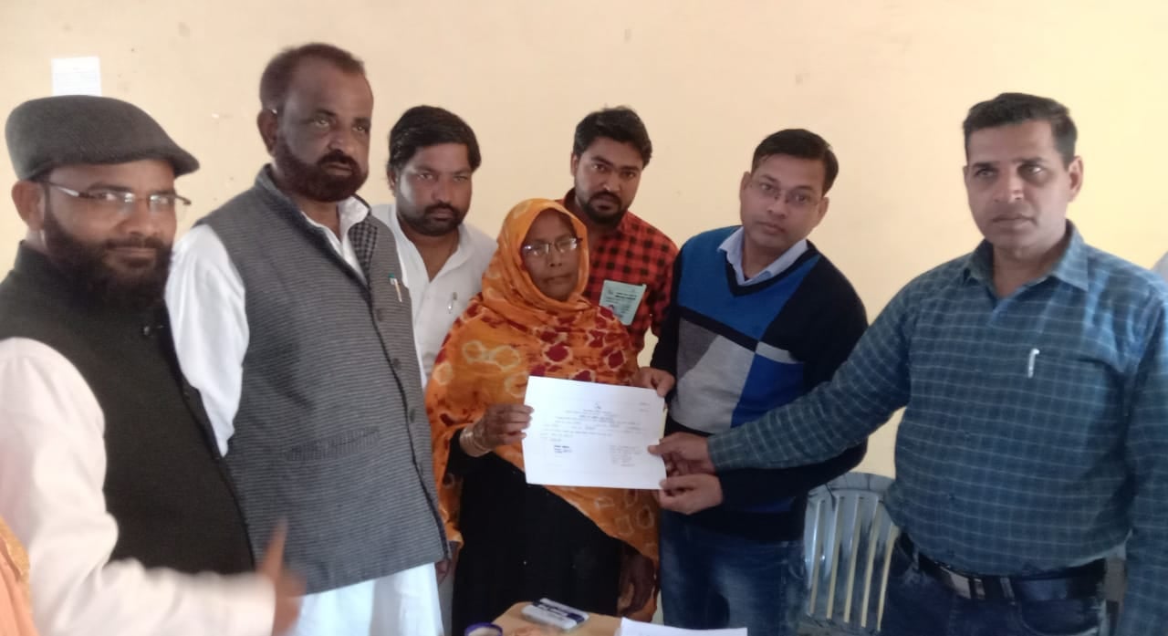 जलालाबाद में ग्राम पंचायत मुड़िया कलां के उपचुनाव में दीपा कनौजिया जीते के बाद समर्थकों के साथ जलालाबाद में ग्राम पंचायत मुड़िया कलां के उपचुनाव में दीपा कनौजिया जीते के बाद समर्थकों के साथ