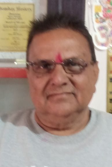 कलान परौर मार्ग के  ग्राम कौमी में टूटी सड़क पर भरा पानी । संवाद
