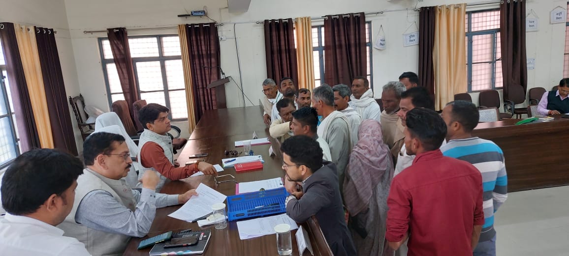 कैराना तहसील में आयोजित समाधान दिवस में शिकायत सुनते डीएम रविन्द्र सिंह