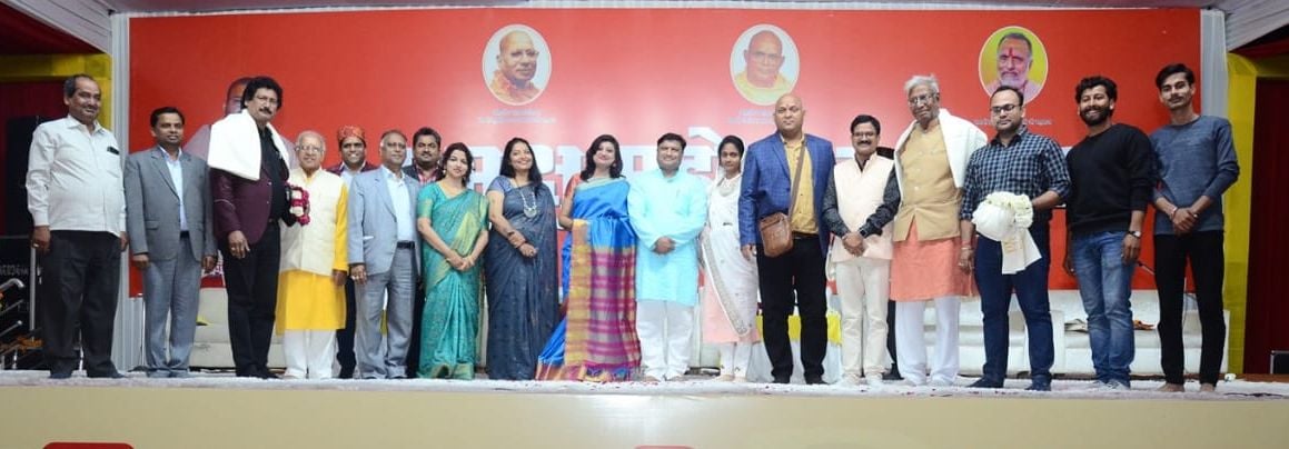 मुमुक्षु महोत्सव में योद्धा के हावभाव में आल्हा प्रस्तुत करतीं शीलू सिंह राजपूत मुमुक्षु महोत्सव में योद्धा के हावभाव में आल्हा प्रस्तुत करतीं शीलू सिंह राजपूत