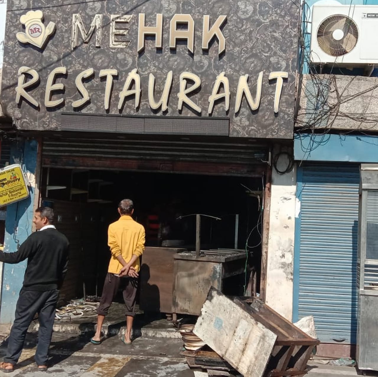 नाहन के चौगान मैदान के पा सबने महक रेस्तरां में आग बुझाते दमकल कर्मी। संवाद