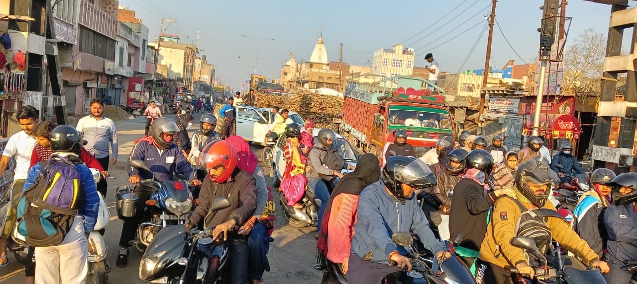 बागपत के गुफा वाले मंदिर में उमड़ी श्रद्घालुओं की भीड़