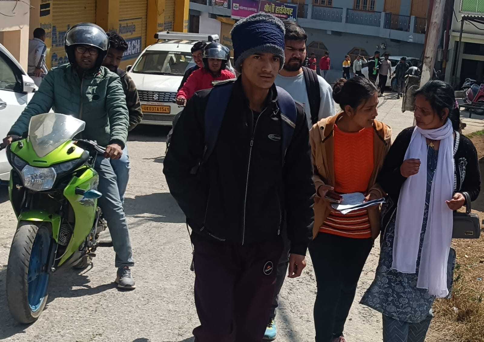 चंपावत जीजीआईसी परीक्षा केंद्र के प्रवेशद्वार में परीक्षार्थी की जांच करता पुलिस कर्मी। चंपावत जीजीआईसी परीक्षा केंद्र के प्रवेशद्वार में परीक्षार्थी की जांच करता पुलिस कर्मी।