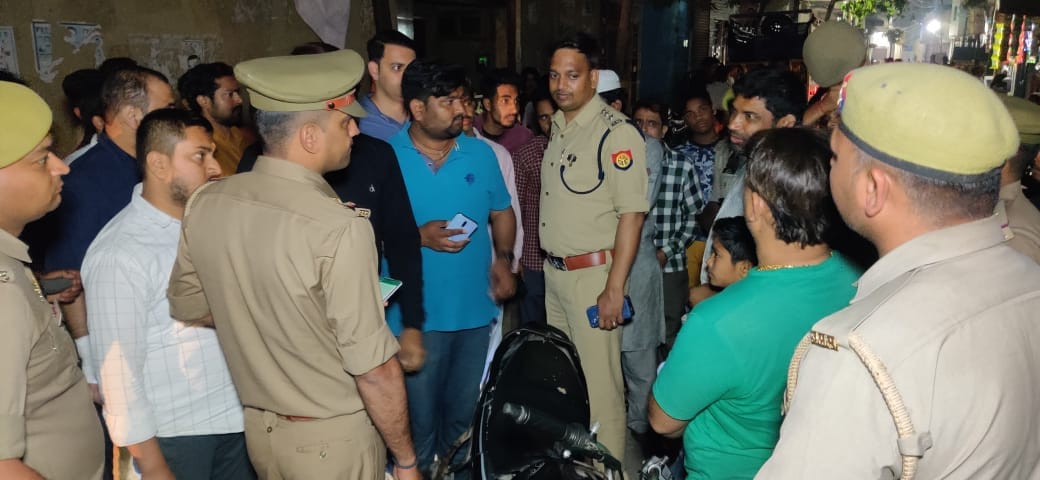थाने के पास तकिये वाली मस्जिद वाले खाते पर कूड़े के ढेर में पड़े भगवा झंडे थाने के पास तकिये वाली मस्जिद वाले खाते पर कूड़े के ढेर में पड़े भगवा झंडे