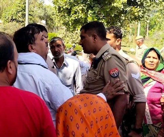 बागपत डीएम आवास के बाहर आत्मदहा कर रहे युवक को समझाते सीओ देवेंद्र शर्मा बागपत डीएम आवास के बाहर आत्मदहा कर रहे युवक को समझाते सीओ देवेंद्र शर्मा