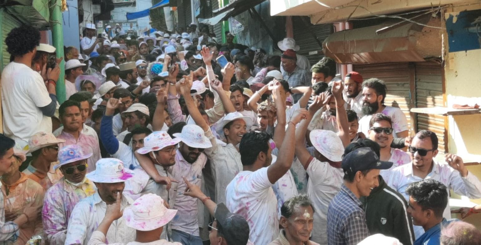 बागेश्वर के बागनाथ मंदिर में होली गीतों पर झूमते होल्यार। संवाद बागेश्वर के बागनाथ मंदिर में होली गीतों पर झूमते होल्यार। संवाद